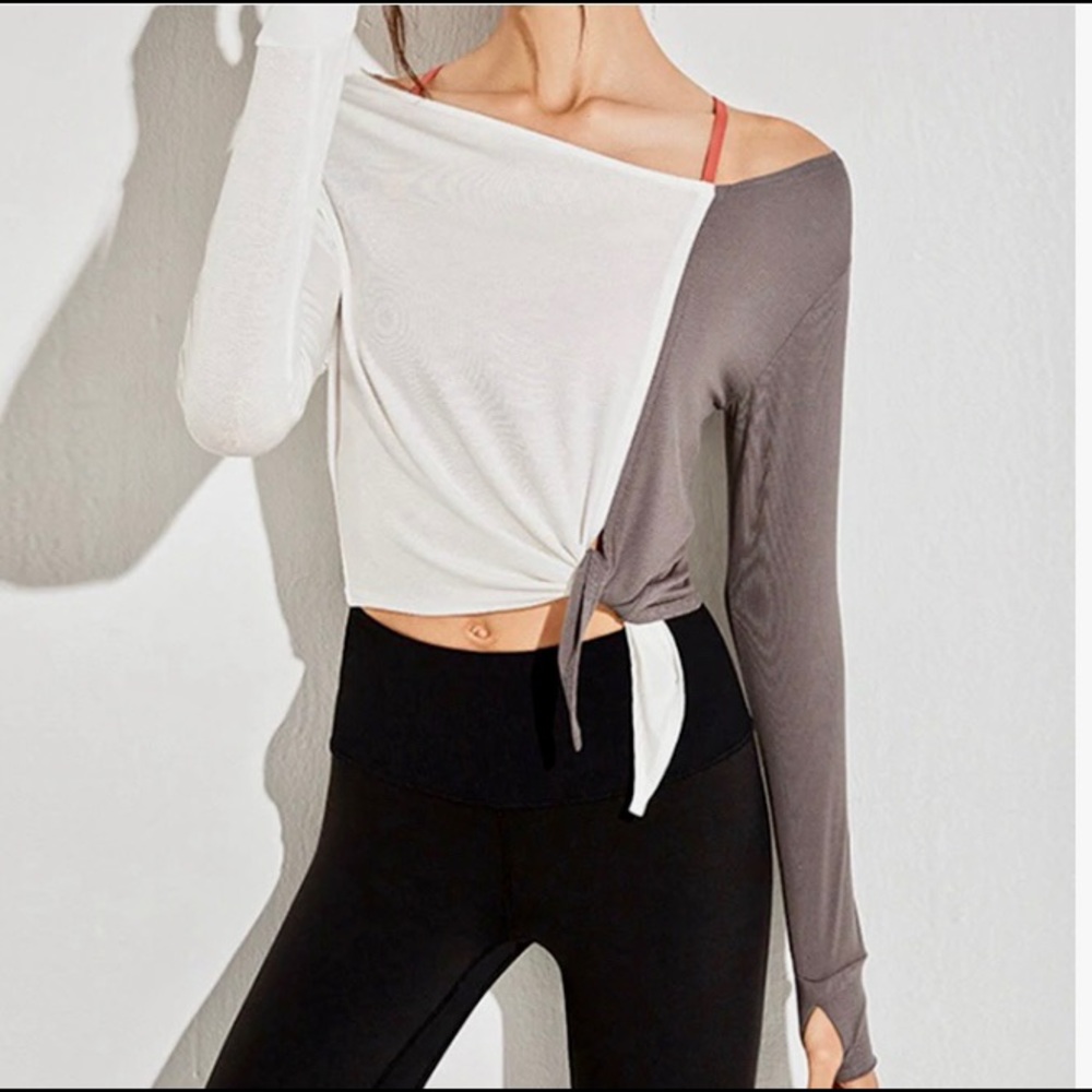 Long sleeves with asymmetrical neckline and contrast color